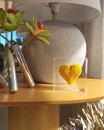 Caixa Acrílico Coração Fios de Cobre Amarelo -  P